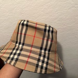 (NWOT) Authentic Burberry Burberry Bucket hat